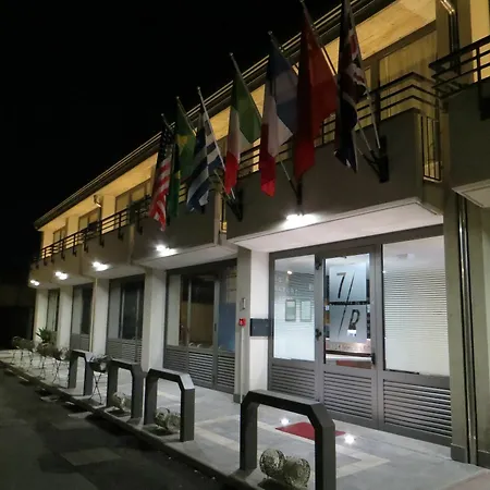 Отель Seven 2*